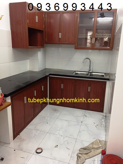 mẫu tủ bếp nhôm vân gỗ chữ L mẫu tủ bếp nhôm vân gỗ chữ L