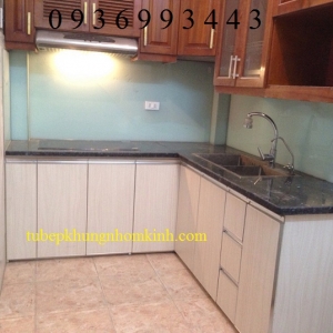 mau thi cong tu bep nhom canh Laminate