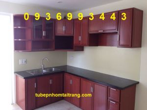 tủ bếp nhôm vân gỗ chữ L