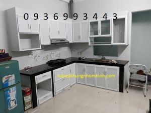 thi công tủ bếp nhôm kính chữ L