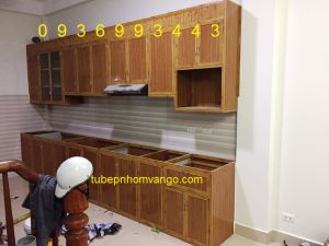 mẫu tủ bếp nhôm vân gỗ màu nhạt