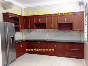 thi công tủ bếp nhôm vân gỗ chữ L