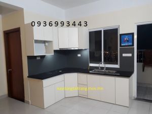 tủ bếp nhôm cánh gỗ nhựa