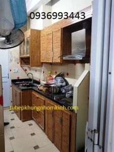 mẫu tủ bếp nhôm vân gỗ màu nhạt xây bệ bếp