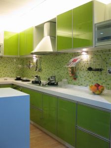 tủ bếp nhôm hệ cánh kính mầu