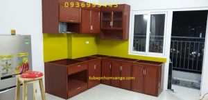 tủ bếp nhôm vân gỗ chữ L