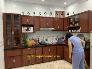 thi công tủ bếp nhôm kính