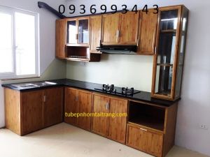 thiết-kế-tủ-bếp-nhôm-vân-gỗ-màu-vàng-nhạt-đẹp