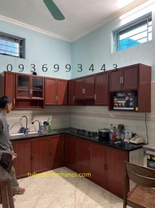 tủ bếp nhôm vân gỗ chữ L