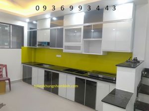 tủ bếp nhôm chữ I cánh hệ XingFa VN trắng mặt kính màu