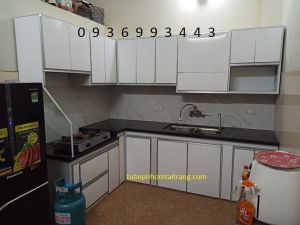 thiết kế tủ bếp nhôm cánh hệ Zang Lee mặt Acrylic xây bệ bếp