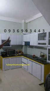 mẫu tủ bếp nhôm kính cánh hệ Zang Lee mặt Acrylic xây bệ bếp