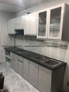 Tủ bếp nhôm hệ XingFa VN trắng , mặt cánh PVC vân đá