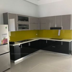 Tủ bếp nhôm mặt cánh kính mầu