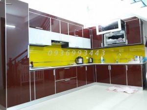 Tủ bếp nhôm Xingfa VN màu trắng cánh kính mầu