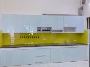 tủ  bếp nhôm mặt cánh kính