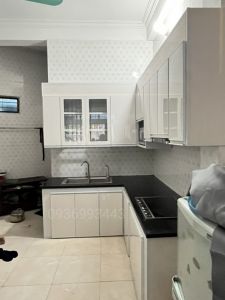 tủ bếp nhôm cánh hệ XingFa VN trắng mặt PVC vân đá