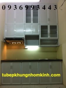 tủ bếp khung nhôm kính