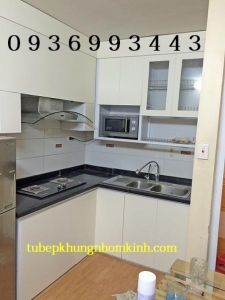 tủ bếp nhôm cánh gỗ nhựa chữ L