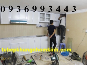 tủ bếp khung nhôm kính sơn tĩnh điện trắng sứ
