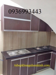 thi cong tu bep nhom canh Laminate