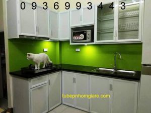 mẫu tủ bếp nhôm kính